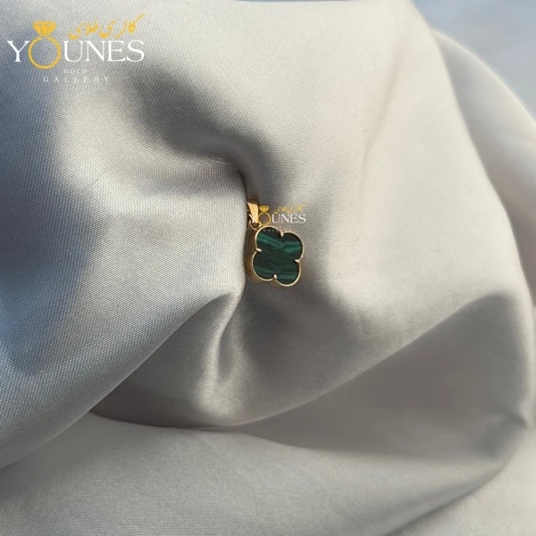 تصویر دوم آویز ونکلیف زمردی سایز کوچک